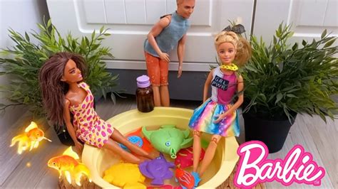 Barbie oyuncak videoları Balıklar barbie nin ayağına masaj yapıyor