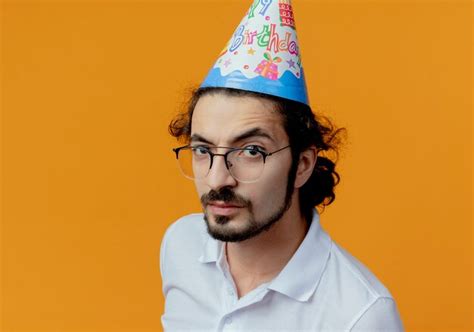 Bel Homme Strict Portant Des Lunettes Et Une Casquette D Anniversaire