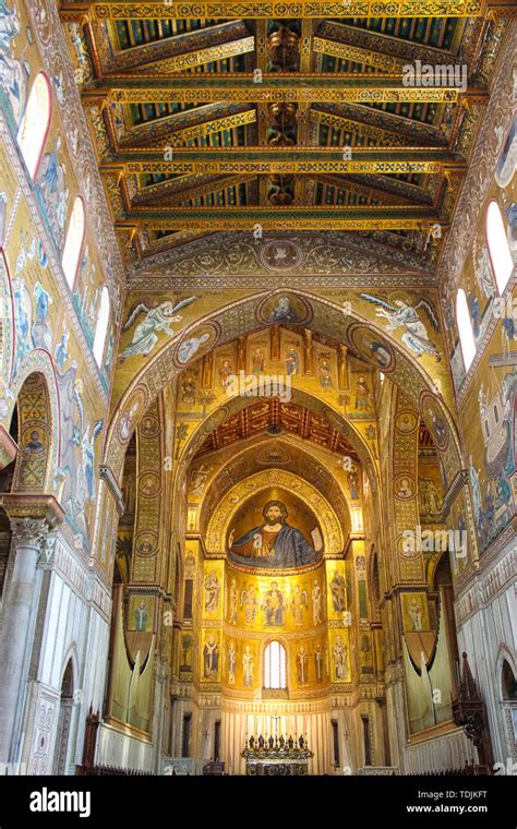 Monreale Sicilia Italia 11 Abr 2019 Increíble el interior de la