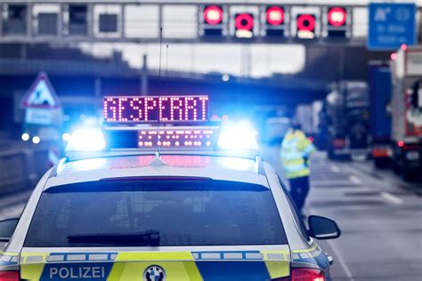 Schwerer Unfall auf A1 Auto überschlägt sich Fahrbahn Richtung Köln