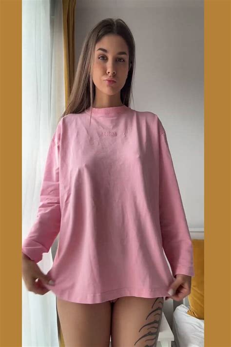 Sexy Babe Reveal Her Big Boobs Babegator