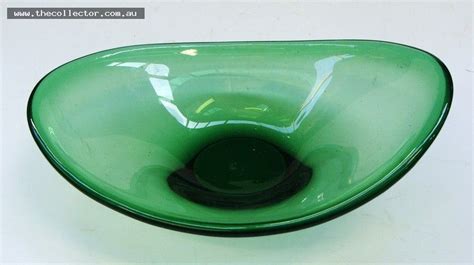 Lot 381 Vintage Green Art Glass Flared Oval Shaped Bowl Approx 10cm H