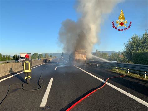 Tir In Fiamme Sull A Tra Prato Ovest E Pistoia