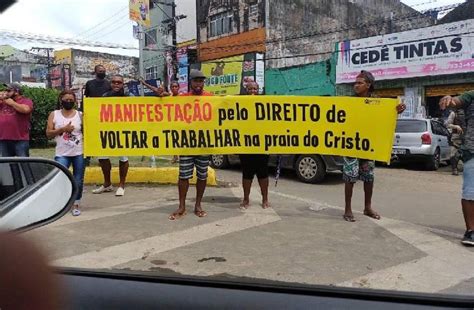 Ilh Us Barraqueiros Da Praia Do Cristo Fazem Manifesta O No Centro Da