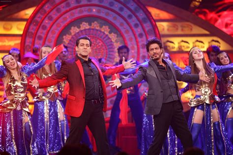 Salman Khan And Shah Rukh Khan Promote Raees At Bigg Boss Weekend Ka