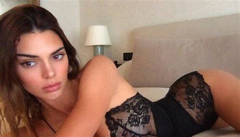 Dünyaca ünlü model Kendall Jenner yarı çıplak pozunu paylaştı