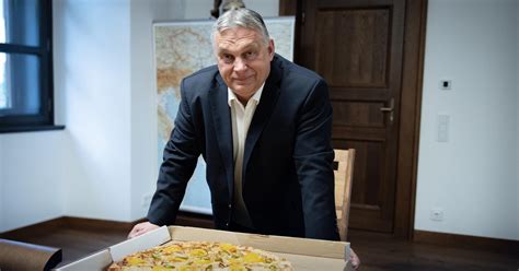 Index Belföld Orbán Viktor megmutatta milyen a róla elnevezett pizza