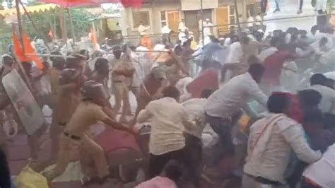 Maratha Reservation जालन्यात मराठा आंदोलकांवर पोलिसांचा लाठीचार्ज Police Lathicharge On