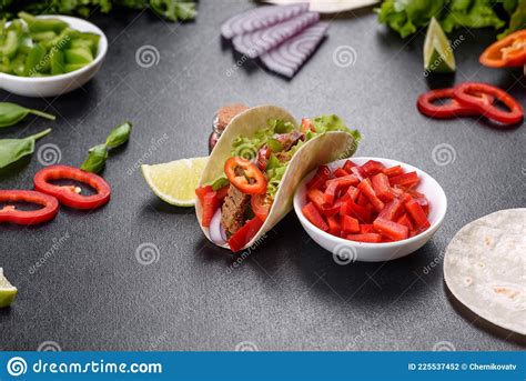 Mexikanische Tacos Mit Rindfleisch Tomaten Avocado Zwiebel Und Salsa