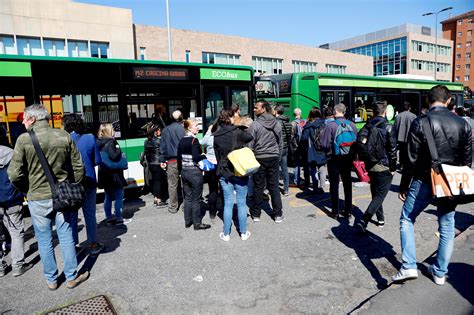 Guasto Alla Linea Elettrica Metro Verde Bloccata Per Ore Caos E