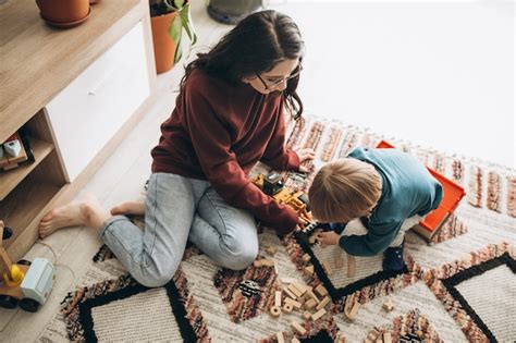 M Re Jouant Avec Son Fils La Maison Photo Gratuite