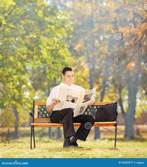 Zakenman Gezet Op Een Bank Die Een Krant In Een Park Lezen Stock Afbeelding Image Of Volwassen