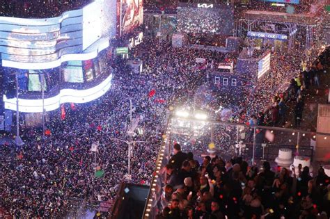 Hundreds Of Thousands Gather In New York S Times Square To Ring In