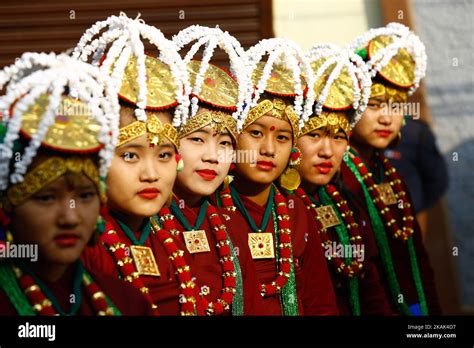 Nepaleses de la comunidad étnica Gurung en la danza tradicional de la