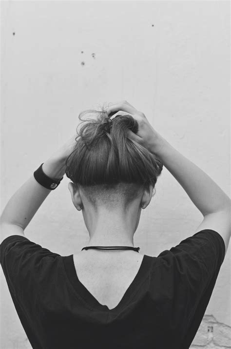 Critics label the undercut hairstyle for girl long hair a mistake 4
