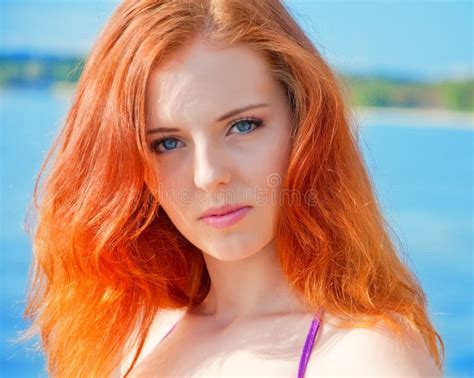 Schönes Sexy Mädchen Mit Dem Roten Haar Und Dem Bikini Die Auf Einem Strand Aufwirft Stockbild