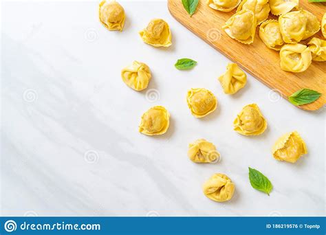 Pasta Tortellini Tradicional Italiana Foto De Archivo Imagen De