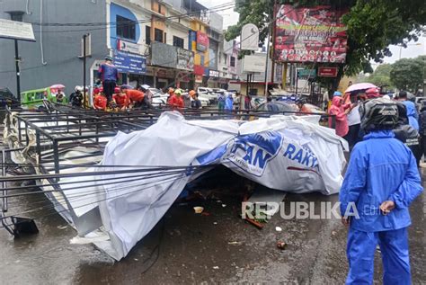 Reklame Di Kota Bogor Ambruk Timpa Tukang Sate Dan Ojek Republika Online