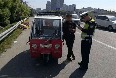 开老年代步车上路被抓，大爷不服气反问交警：买车的时候你哪去了搜狐汽车搜狐网