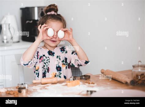 Petite Fille Jouant Banque D Image Et Photos Alamy