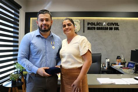 Delegada Geral Adjunta Entrega Medalha Pr Mio Para O Chefe Da Receita