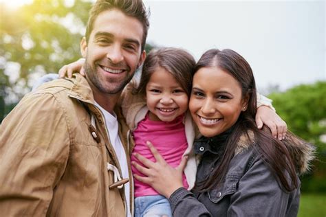 Abrazo Familiar Feliz Y Retrato De Parque Con Una Mam Pap Y Una Ni A