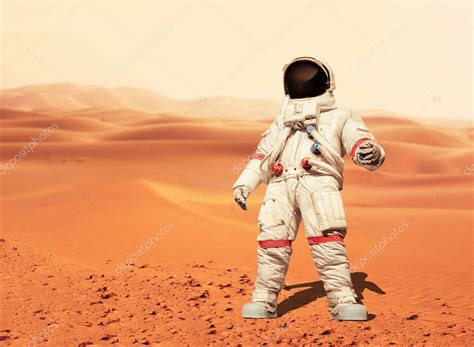 Hombre Con Traje Espacial Parado En El Planeta Rojo Marte El Hombre