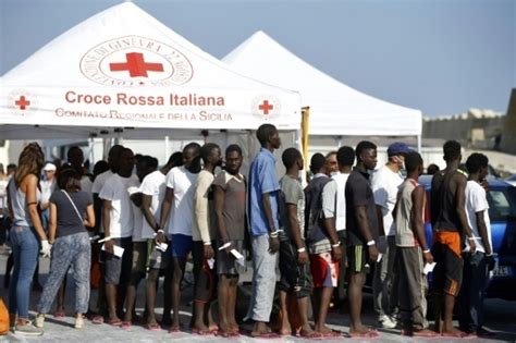 Migrants En Italie Les Centres D Accueil Au Bord De L Implosion Le