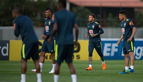 Em Treino Tite Arma Sele O Neymar E Garotos Da Base Do Vasco