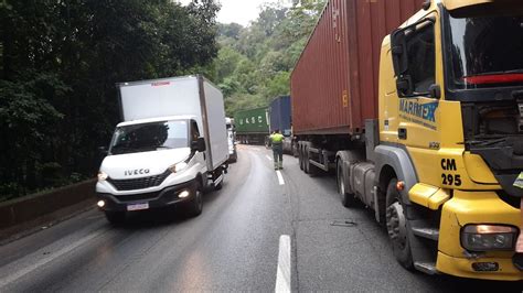 Engavetamento Entre Quatro Carretas Causa Lentid O Na Via Anchieta