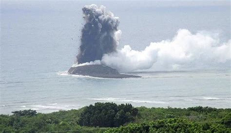 Powerful underwater volcano forms new island off the coast of Japan ...