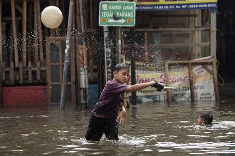 Banjir Di Jakarta Meluas Cawang Sampai Meter