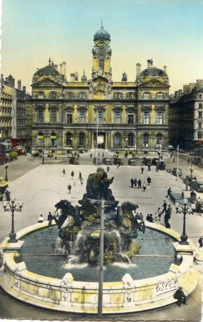 LYON PLACE des Terreaux Fontaine de Bartholdi et hôtel de ville EUR