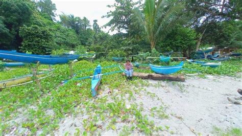 Pantai Hunilai Di Toisapu Tawarkan Pemandangan Alam Dan Perahu Nelayan