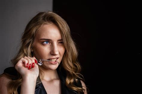 La Belle Femme Blonde Naturelle Avec Des Taches De Rousseur Yeux Bleus Cheveux Longs Photo Premium