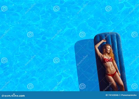 Junge Sexuelle Frau Im Roten Bikini Stockfoto Bild Von Fahrwerkbeine Erholung