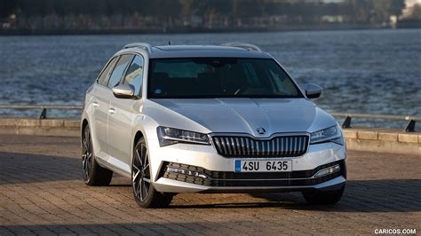 Skoda Superb Combi Iv Plug In Hybrid Front Three Quarter Caricos