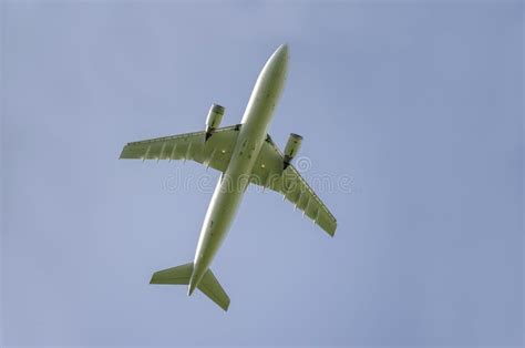 Bottom View of Airplane Taking Off Stock Image - Image of travel, aeroplane: 31030407