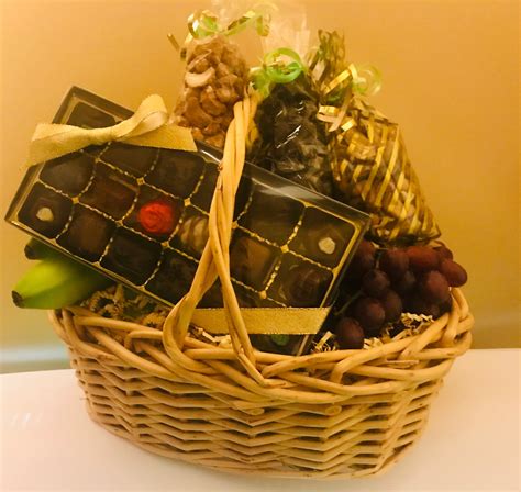 Basket with Fresh Fruit – Evolution Candy