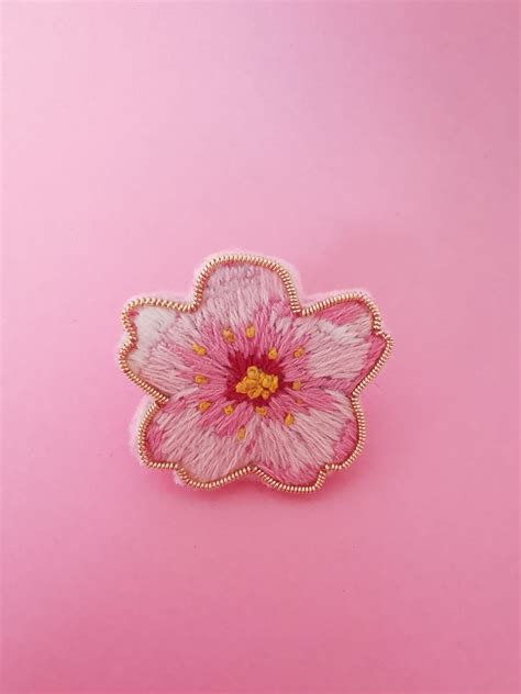 Broche Sakura Fleur De Cerisier Brod E La Main Le Chat Fleuri