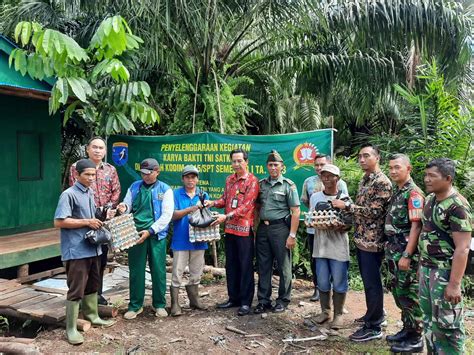 Dandim 1015 Sampit Serahkan Kunci Rumah Hasil Karya Bhakti TNI TA 2023