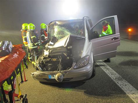 A4 in Thüringen Schwerer Unfall Kleinbus kracht in Lkw Thueringen24