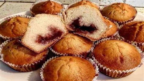 Muffins Au Yaourt Au C Ur De Confiture Doux Et Super Bons