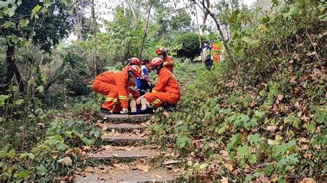 女子爬山不慎崴脚，消防员用担架抬她下山 极目新闻