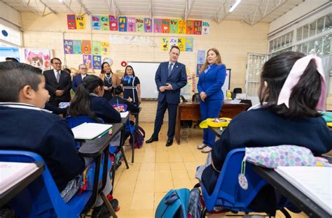 Entregan útiles escolares a estudiantes de educación básica Códice