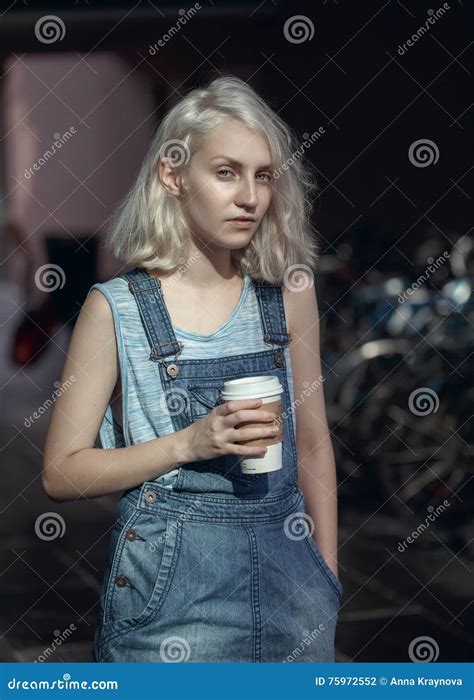 Portret Van De Mooie Kaukasische Tiener Jonge Vrouw Van Het Blonde Alternatieve Modelmeisje In