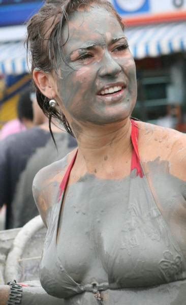 These Hot Babes Covered In Dirt Will Keep You Amused For A While 64 Pics