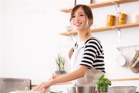 料理をする日本人女性。額入りの写真。家族で食事を作る若い日本人主婦。 Ba