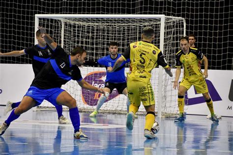 Jaraguá Futsal para no goleiro do Tubarão e empata amistoso na Arena