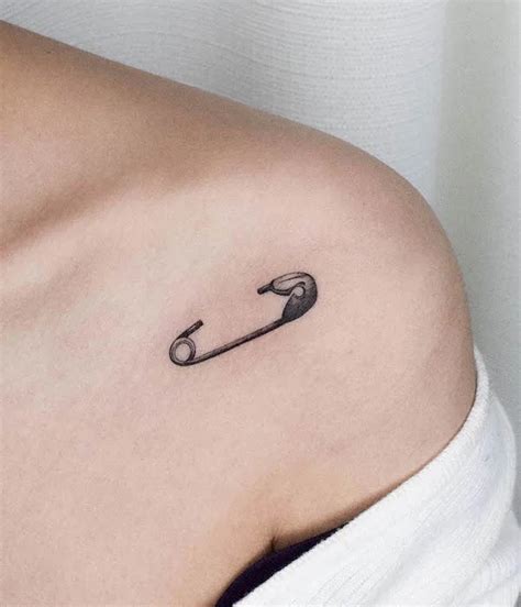 Cute And Gentle Clavicle Tattoo Designs For Women Daily